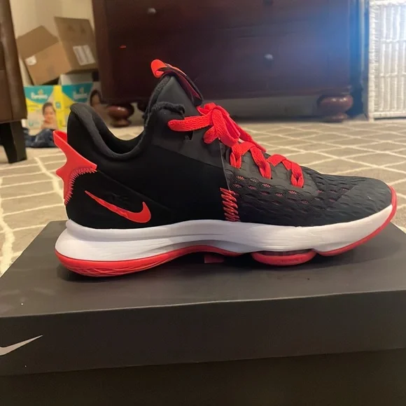 Lebron witness V black,red and white size 7.5 mens - Picture 3 of 7